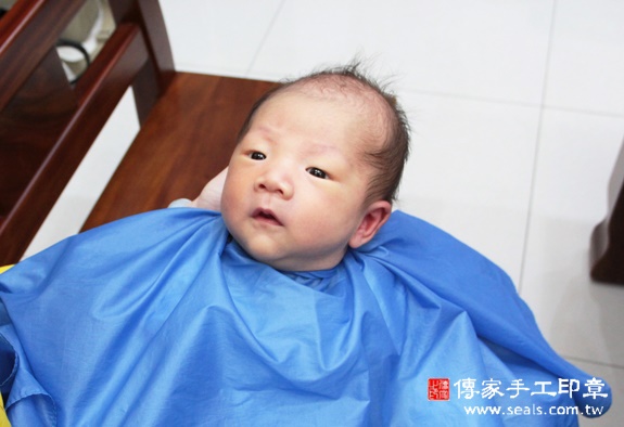王寶寶(新竹市到府嬰兒寶寶滿月剃頭理髮、免費到府嬰兒剃胎毛儀式吉祥話)。到府剃頭剃胎毛主持、專業拍照、DVD光碟、證書。★購買「臍帶章、肚臍章、胎毛筆刷印章」贈送：剃頭、收涎、抓周，三選一。2015.11.19 照片17